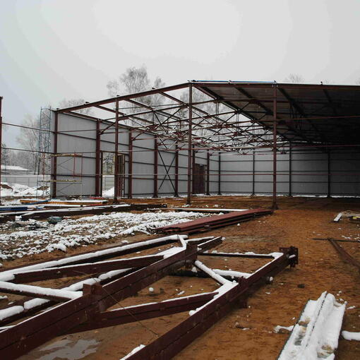 Заканчиваются работы по монтажу металлоконструкций склада