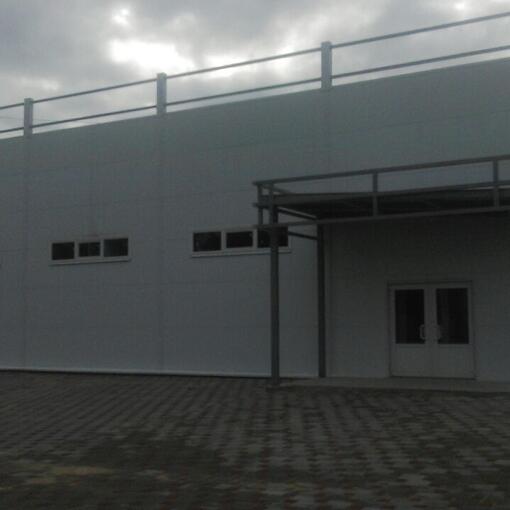 Закончен монтаж здания магазина