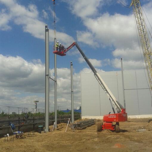 Начало монтажа металлоконструкций