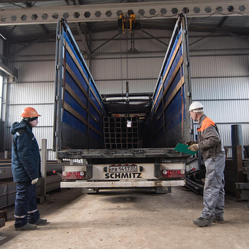 Погрузка готовых металлоконструкций в фургон