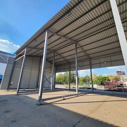 Производство и монтаж двухскатного склада из металлоконструкций для мебельного центра 